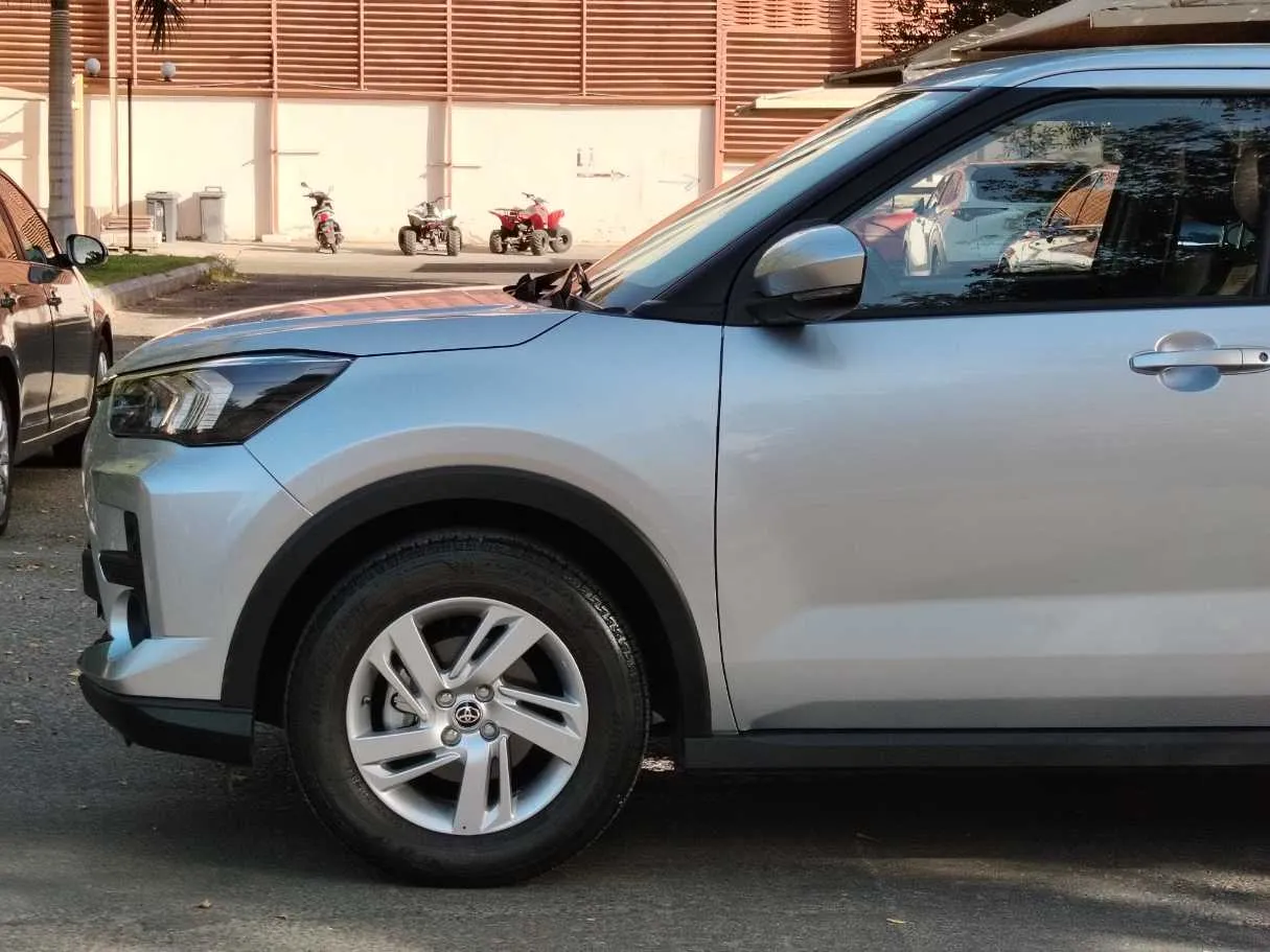 Car image 9