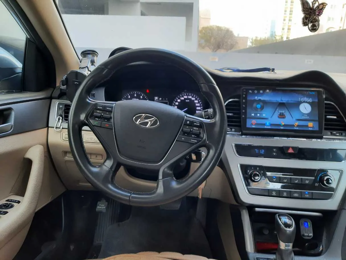 Car image 14