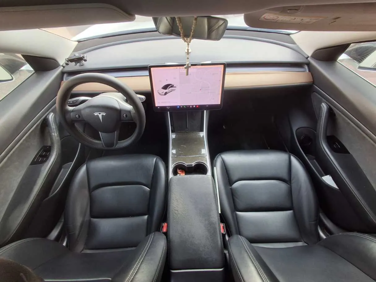 Car image 15