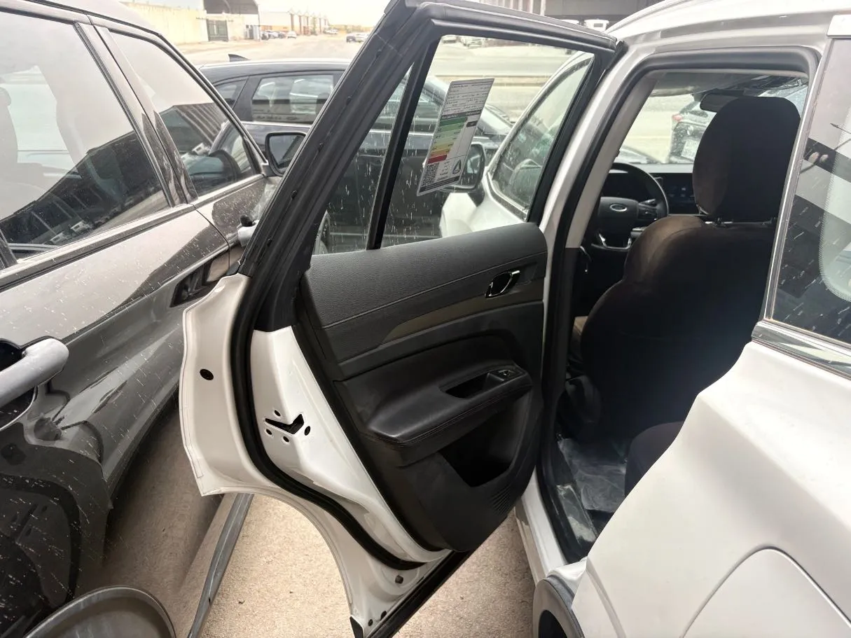 Car image 14