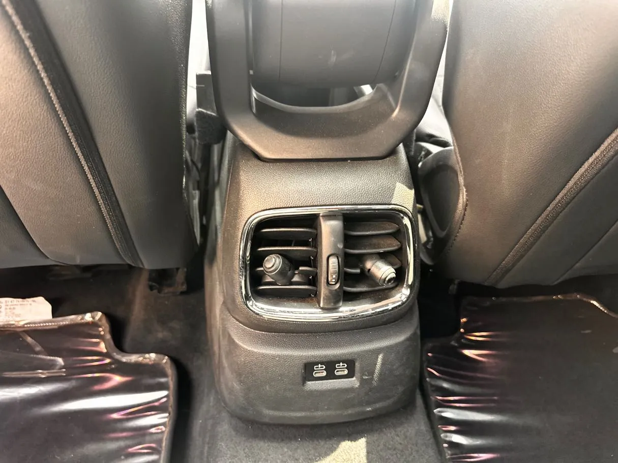 Car image 26