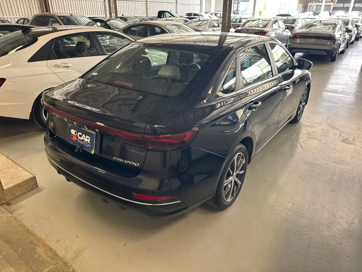 Car image 4