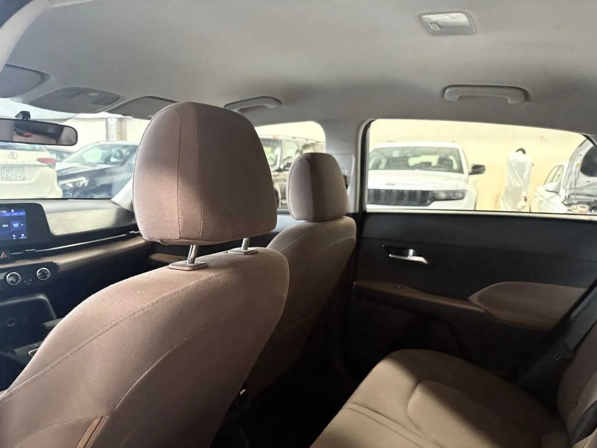Car image 19