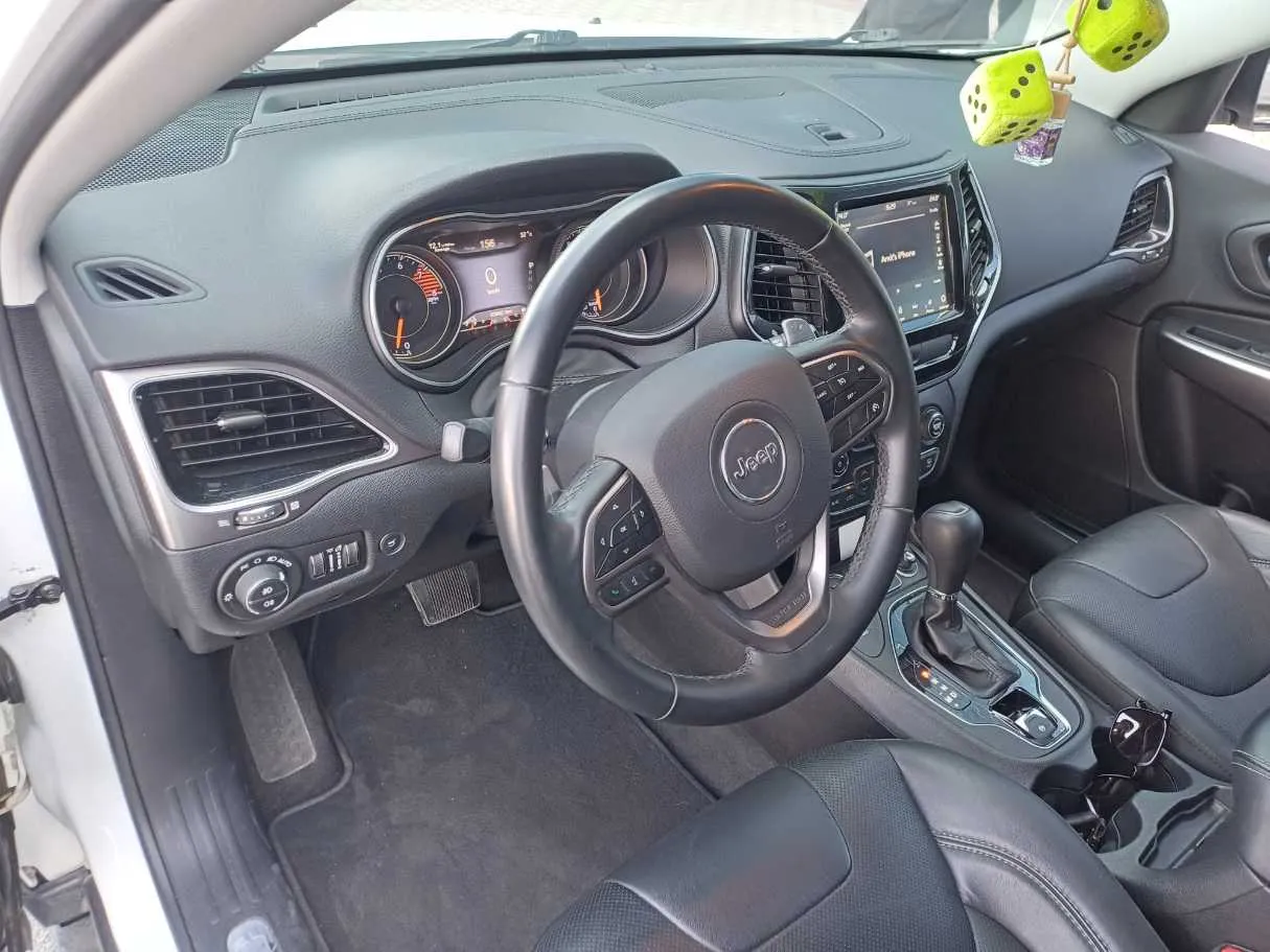 Car image 11