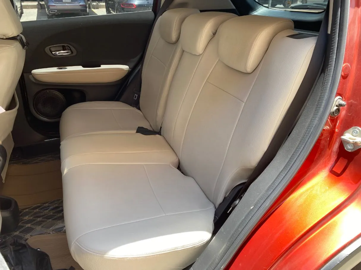 Car image 13