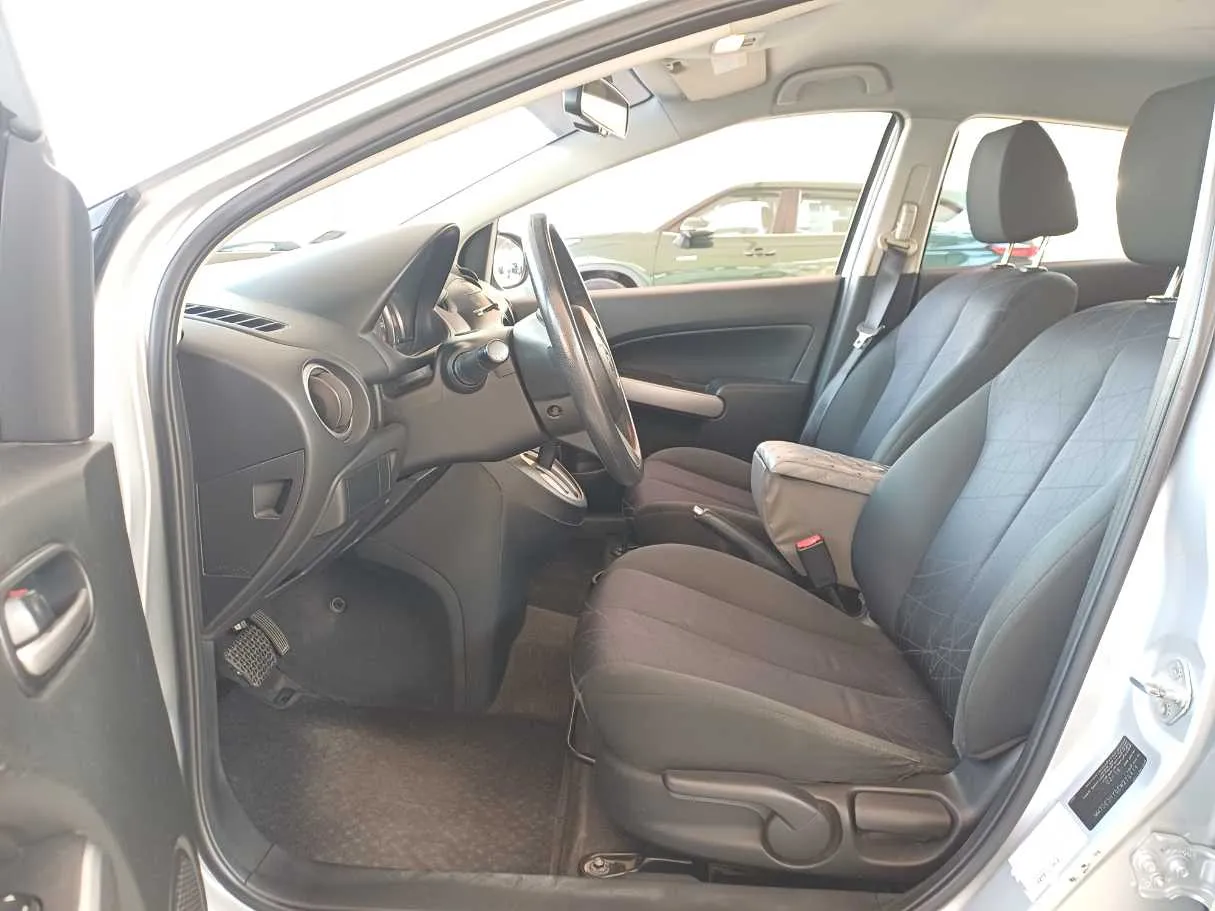 Car image 12