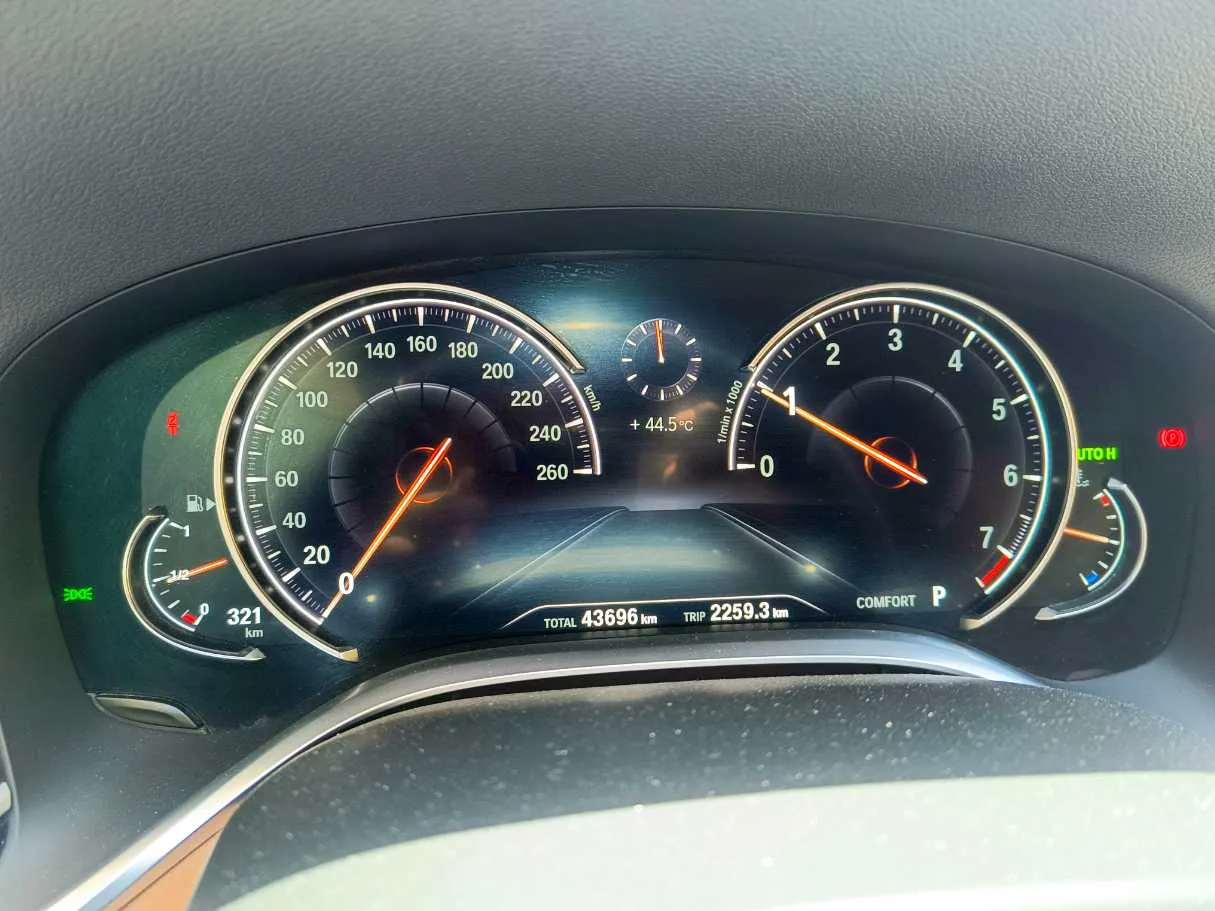 Car image 30