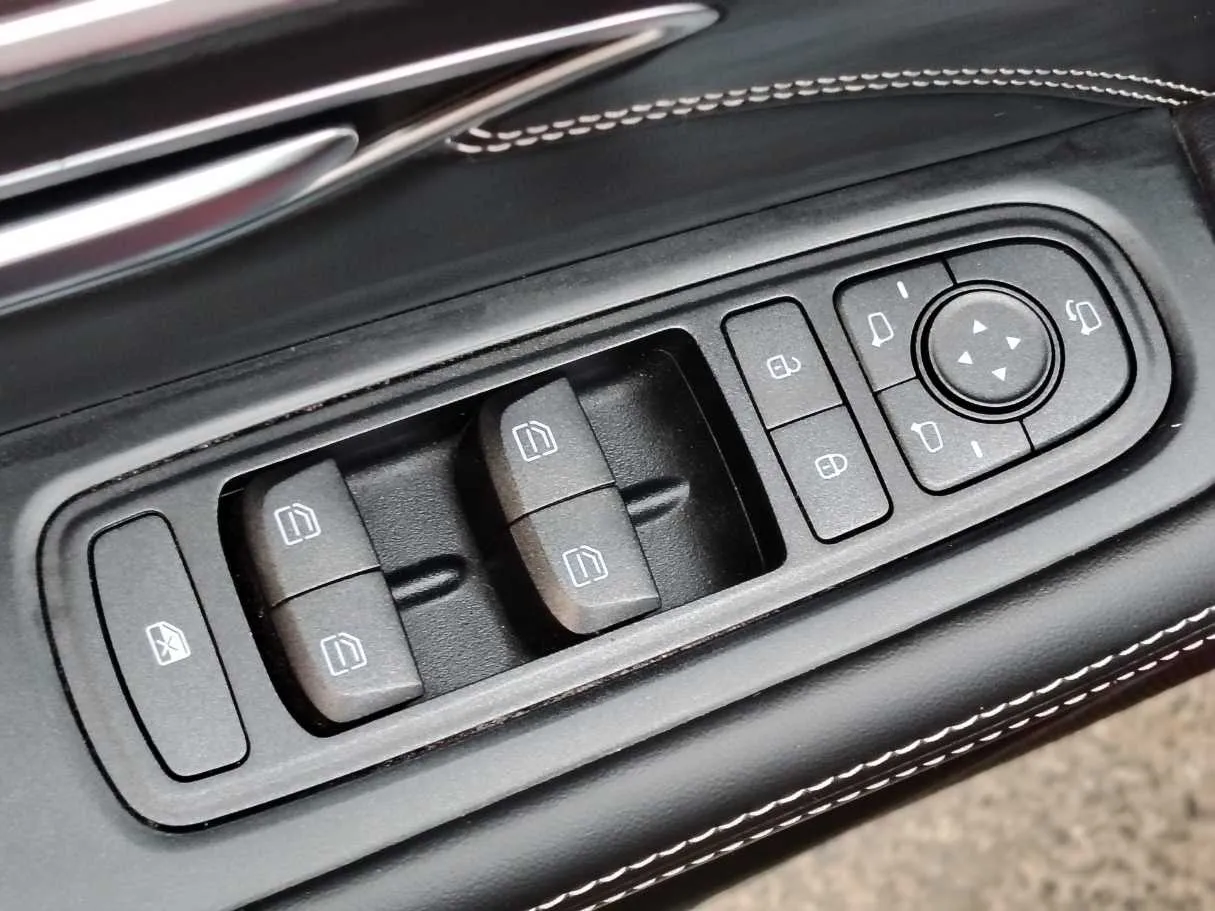 Car image 34