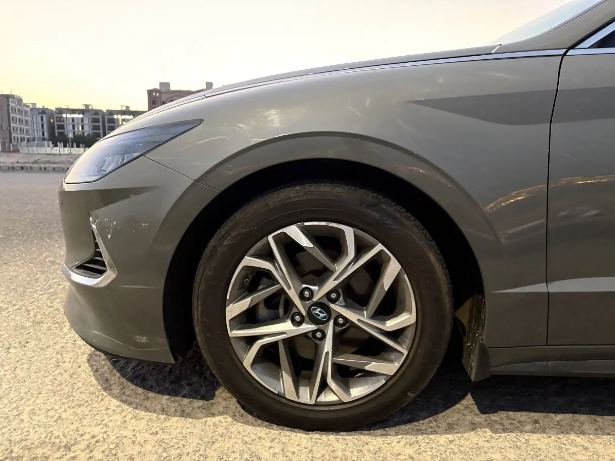 Car image 9