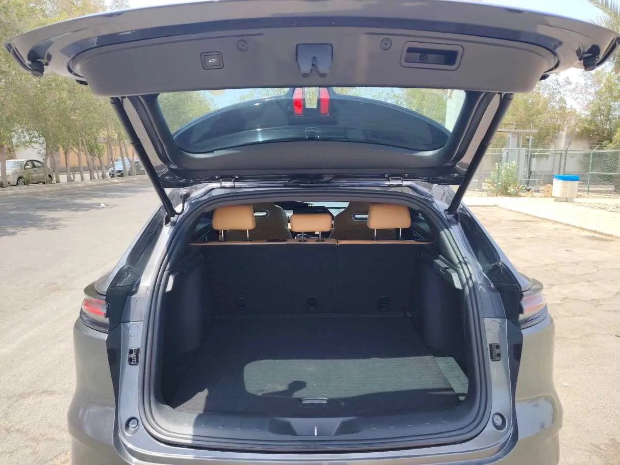 Car image 24