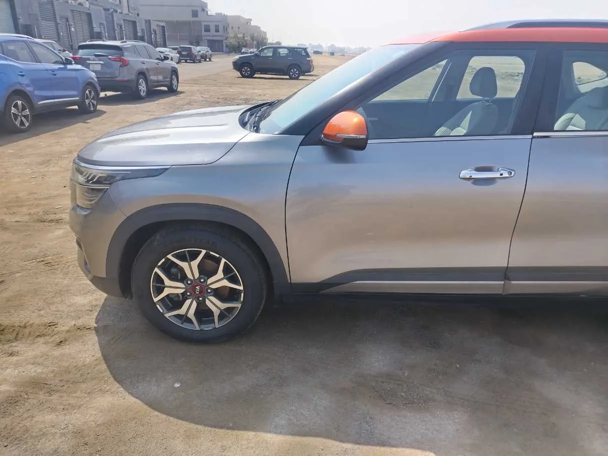 Car image 9