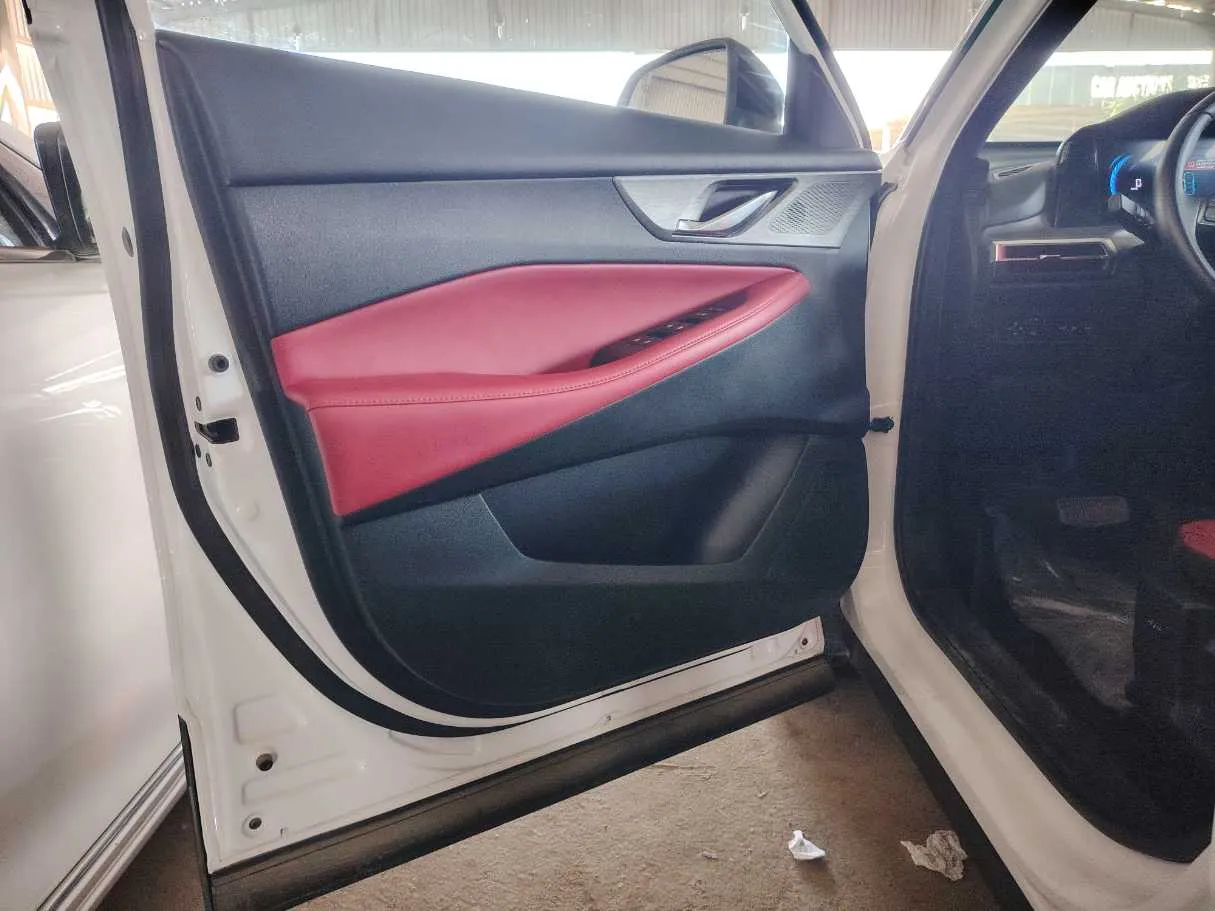 Car image 12
