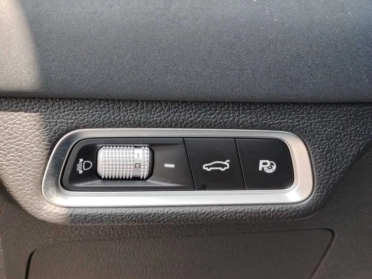 Car image 27