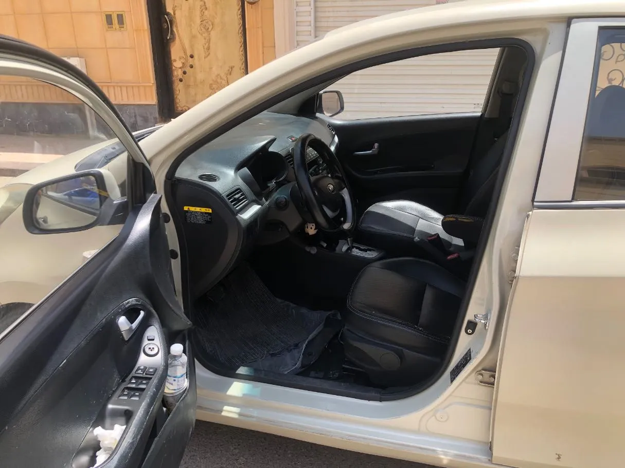 Car image 12