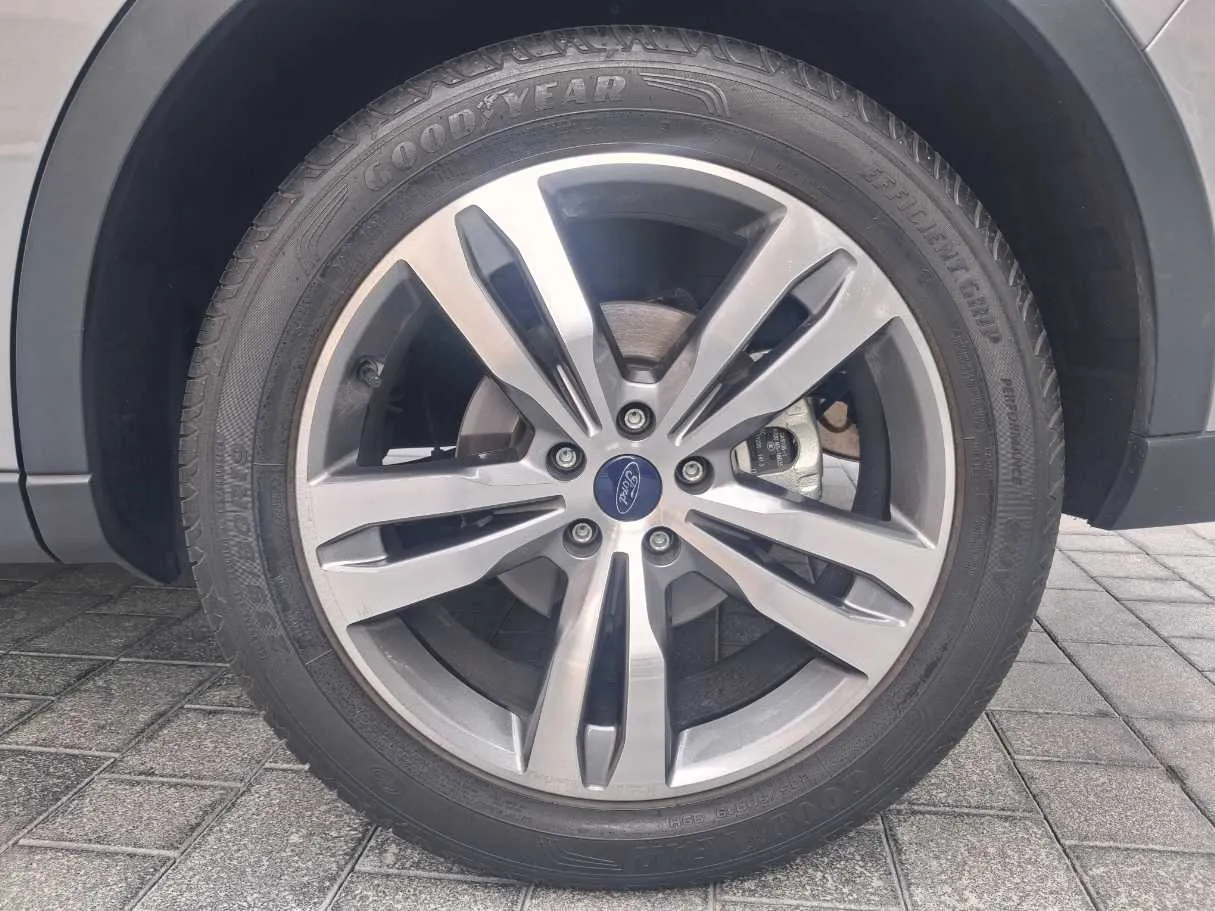 Car image 9