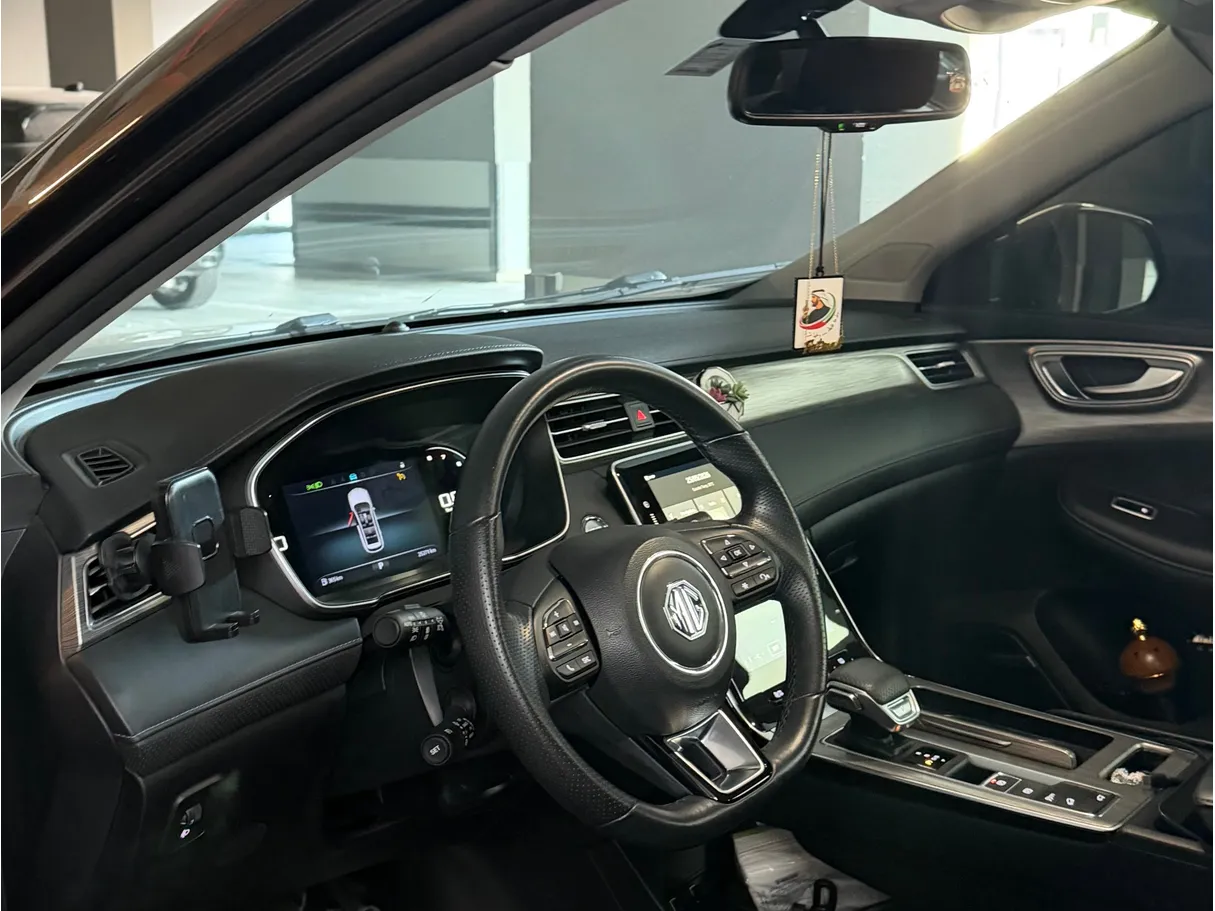 Car image 5