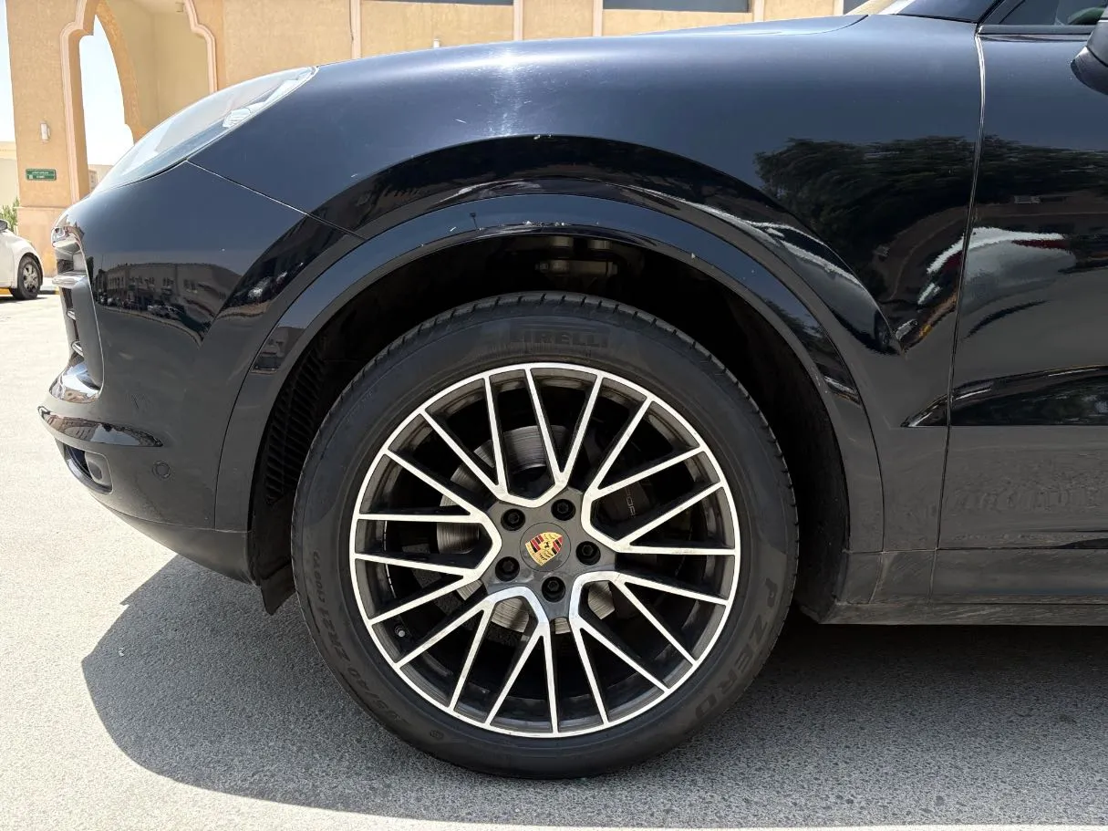 Car image 9