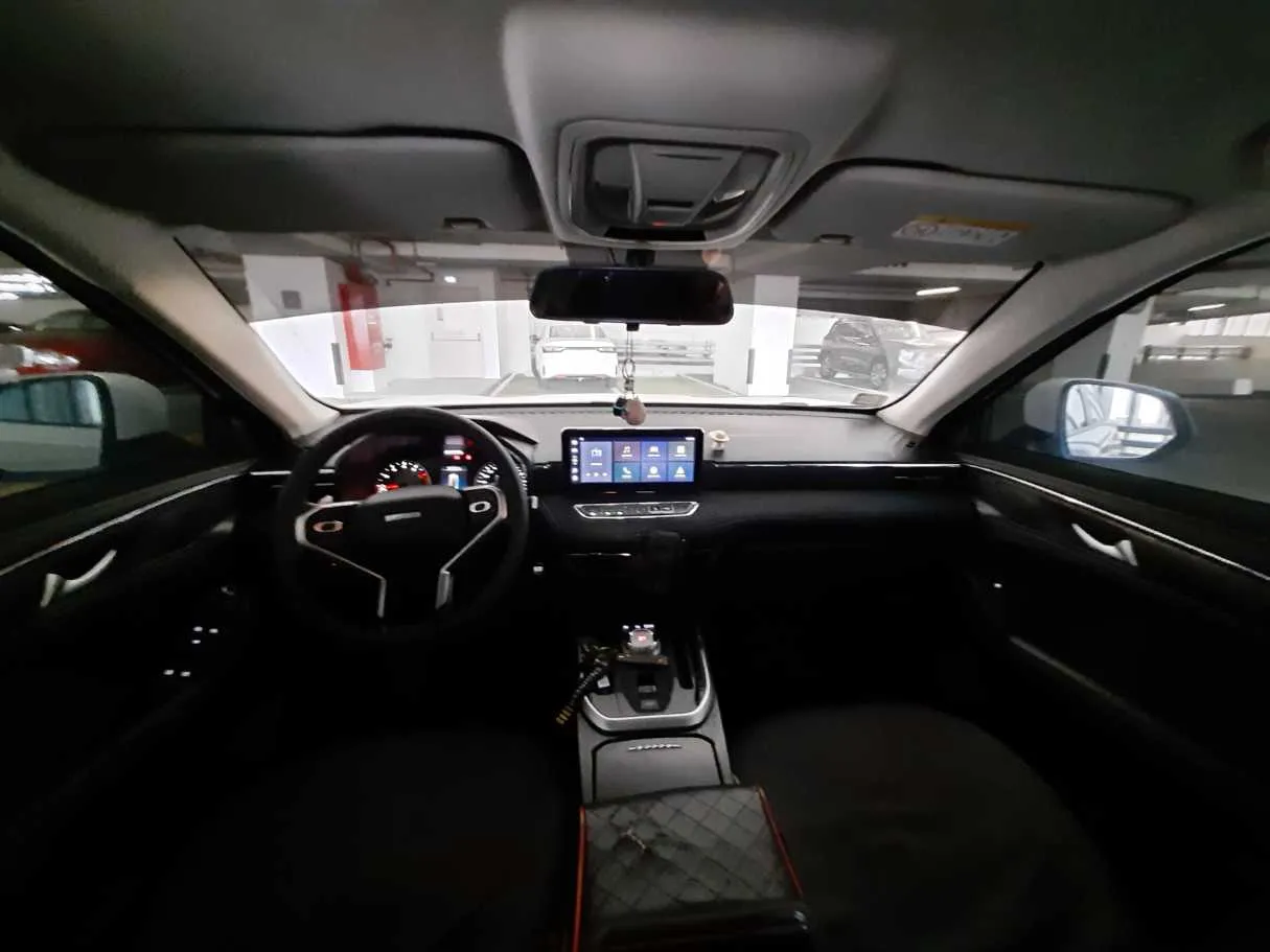 Car image 14