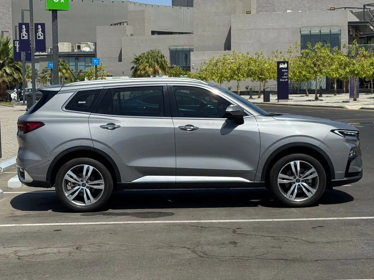 Car image 4