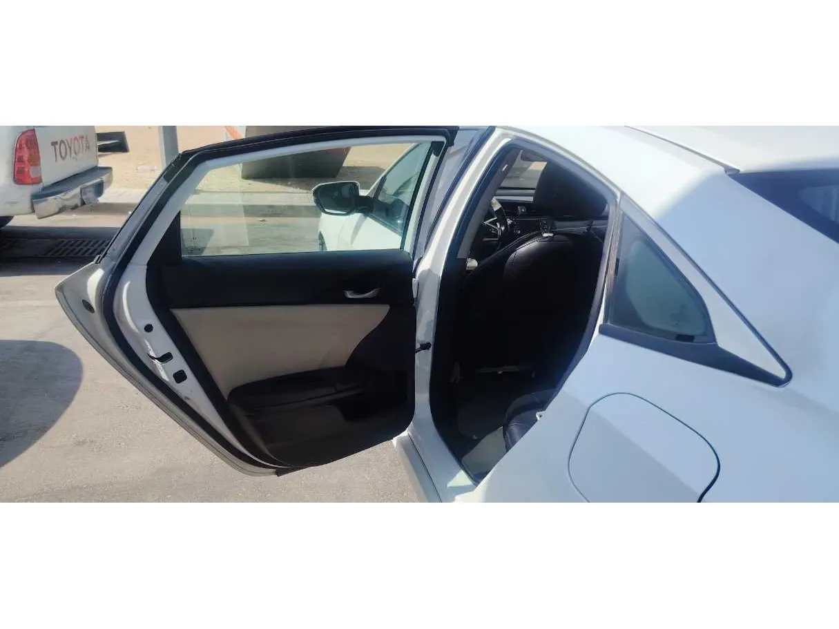 Car image 12