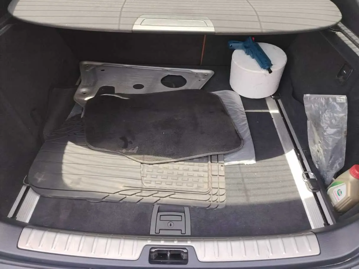 Car image 30