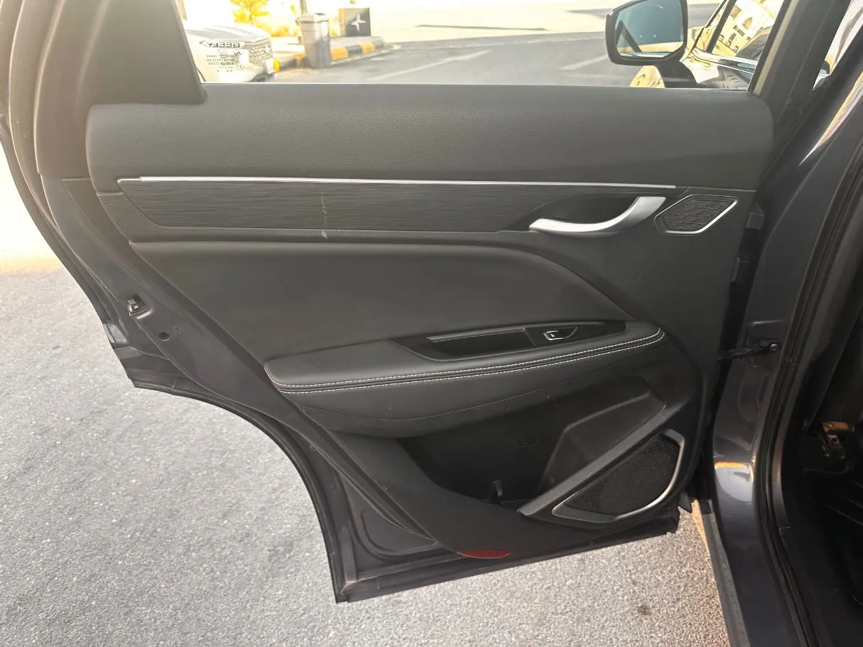 Car image 13