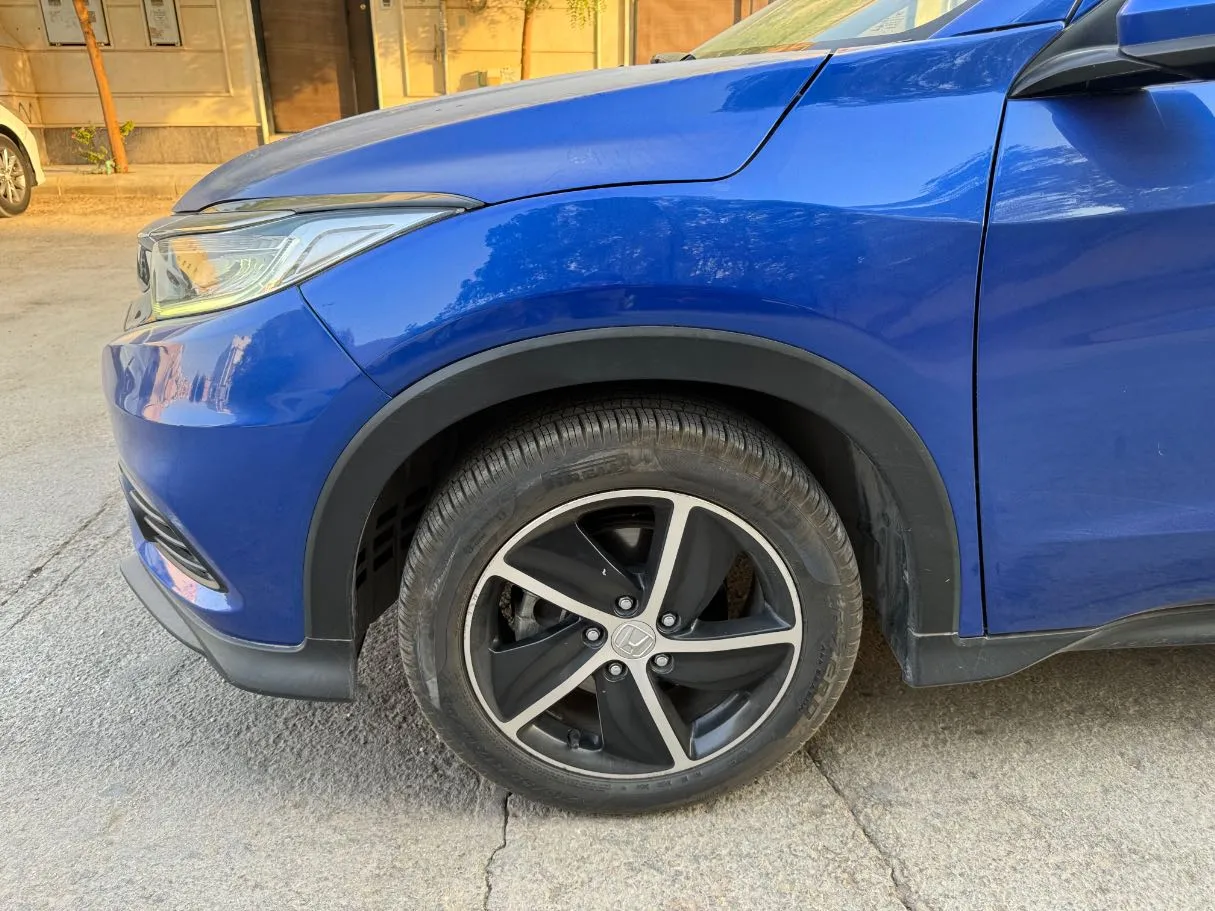Car image 9
