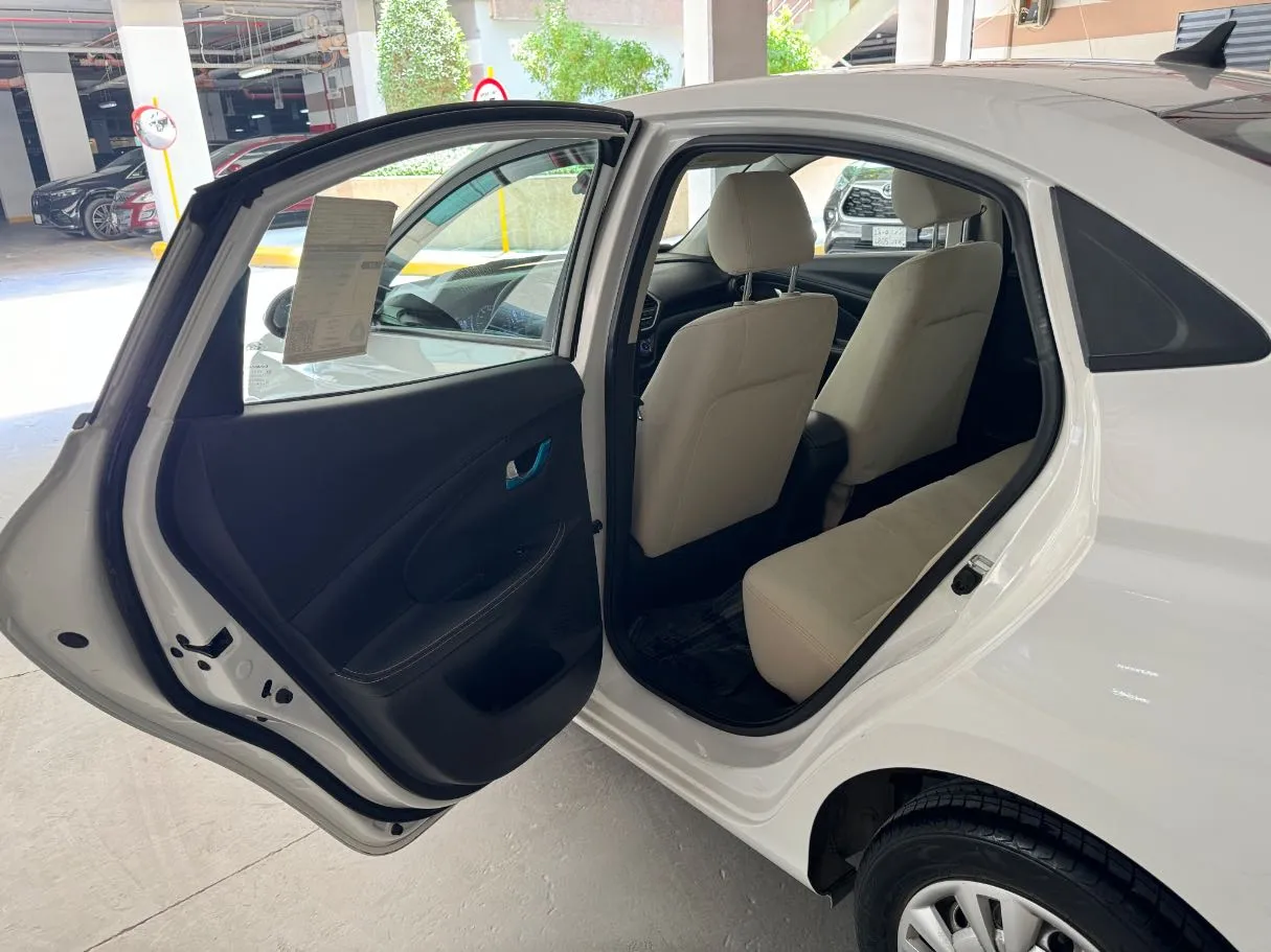 Car image 15