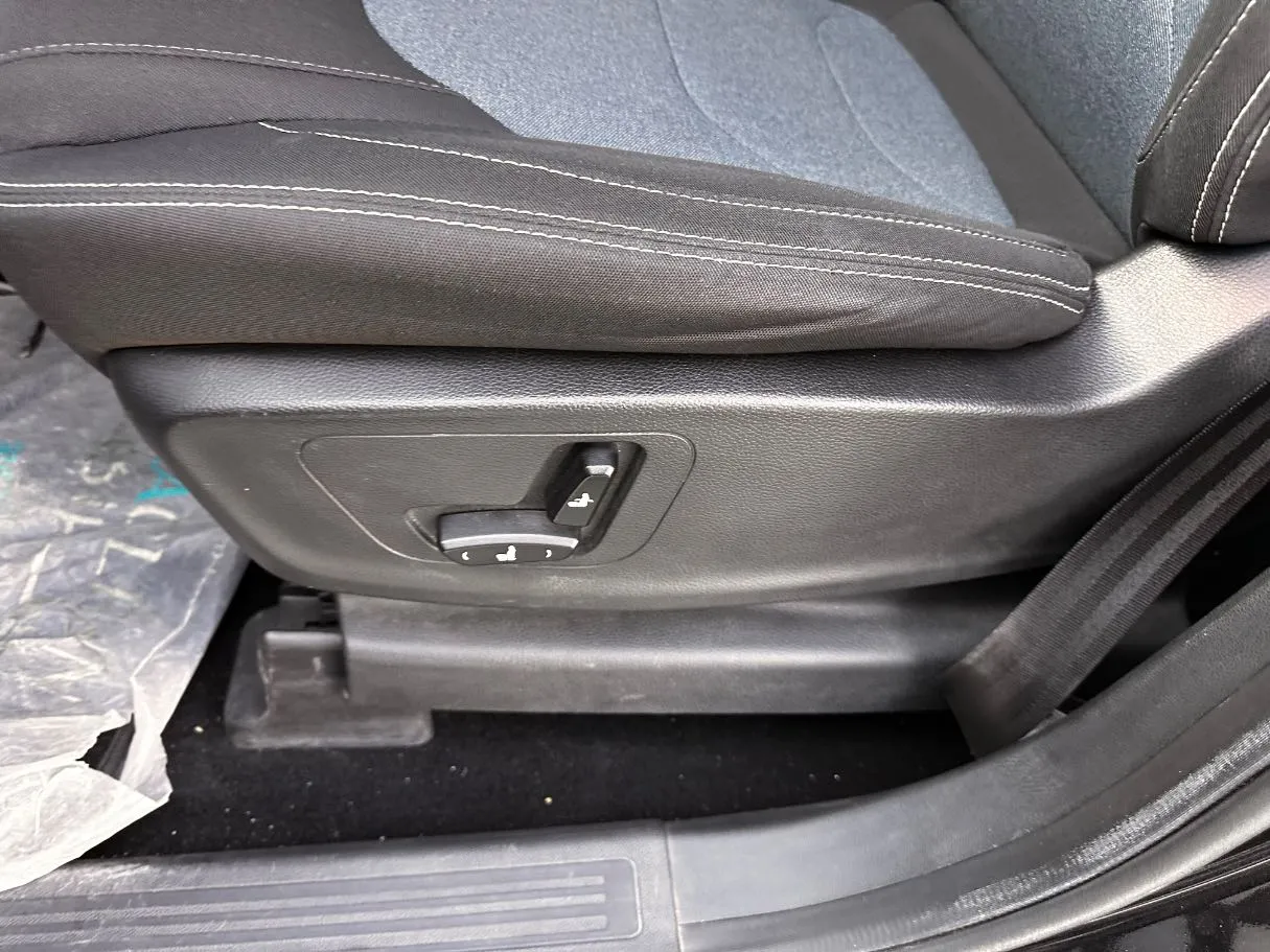 Car image 26