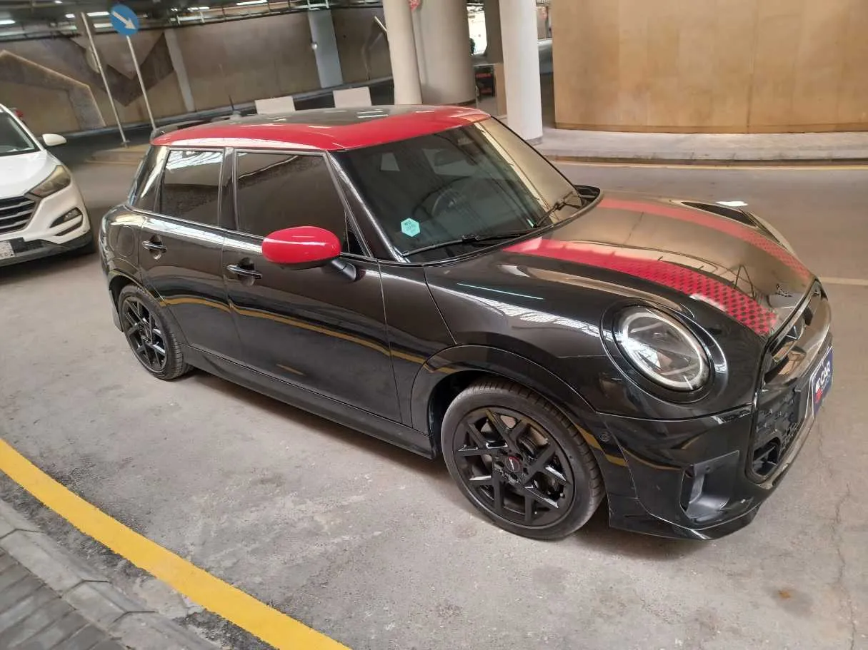 Car image 4