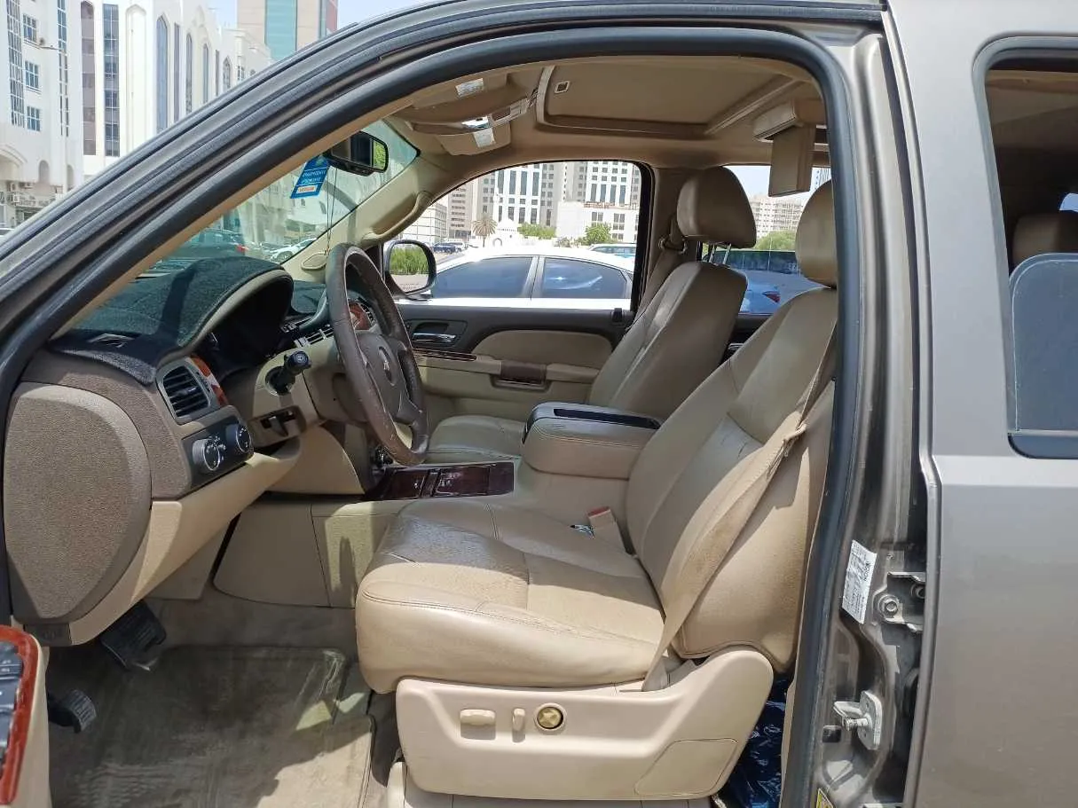 Car image 12