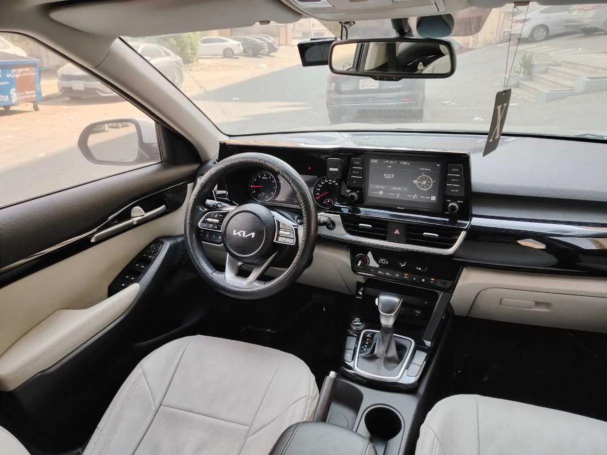 Car image 18