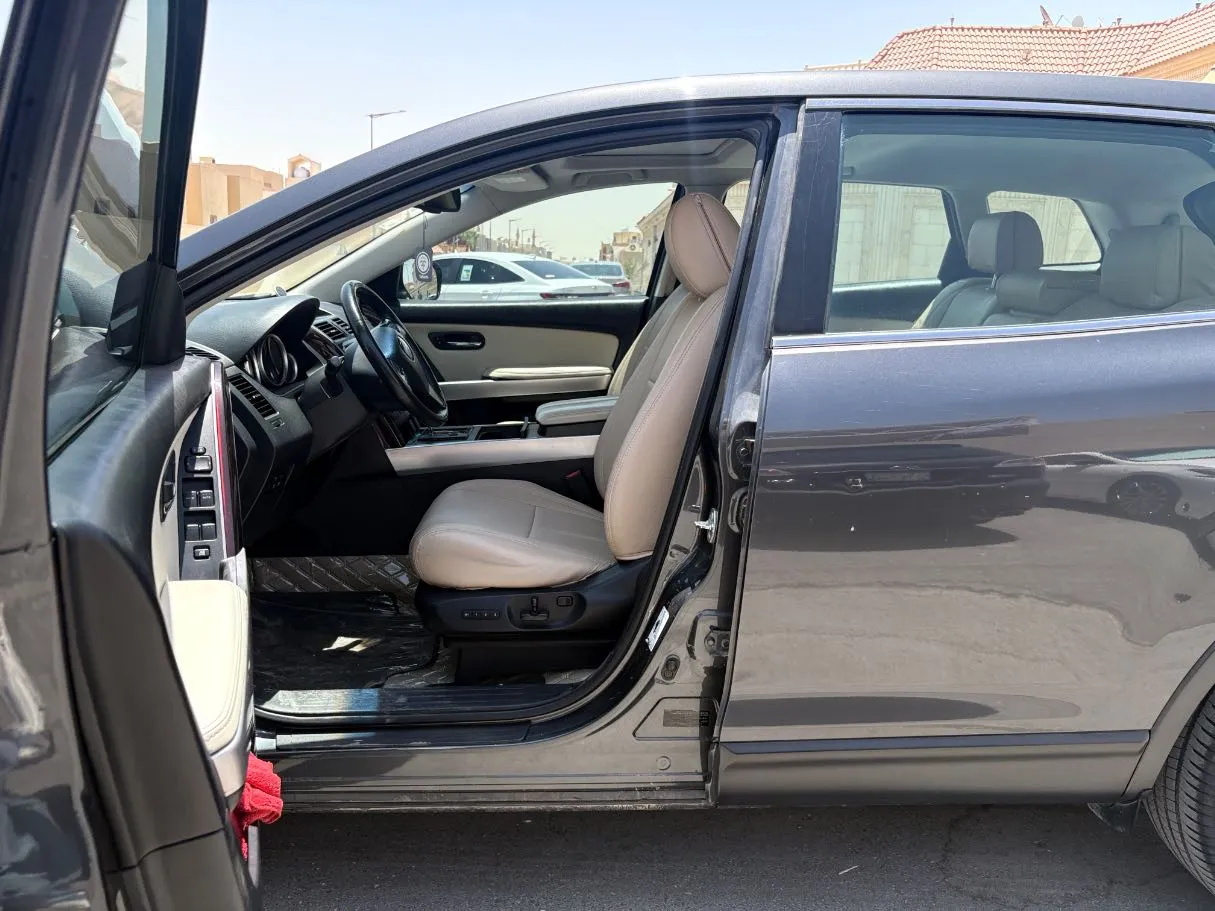 Car image 12