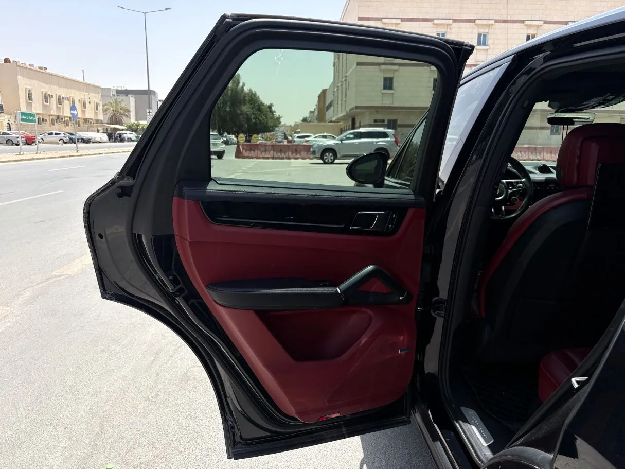 Car image 14