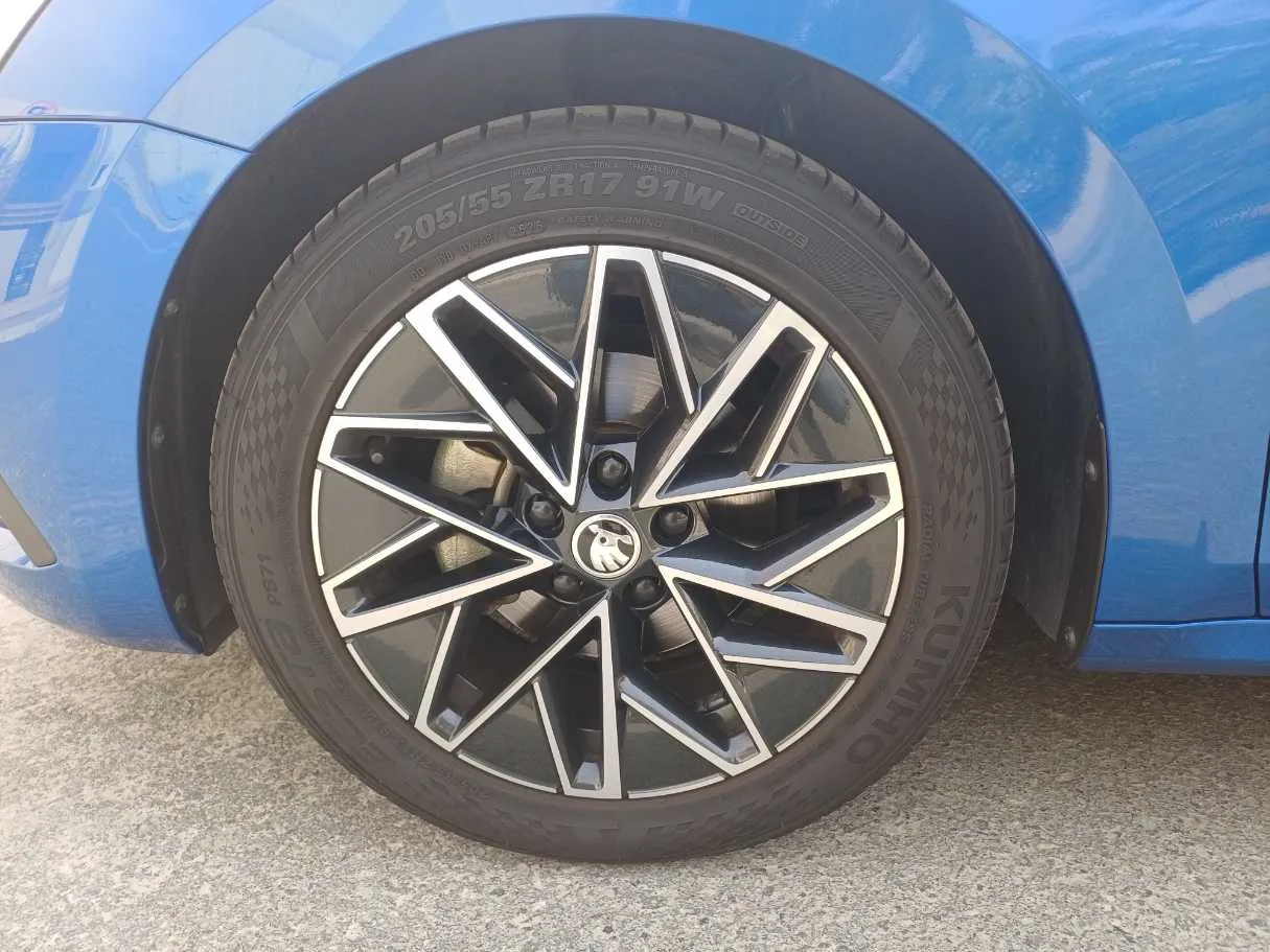 Car image 9