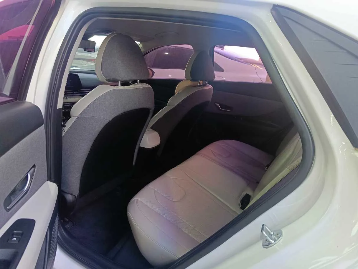 Car image 18