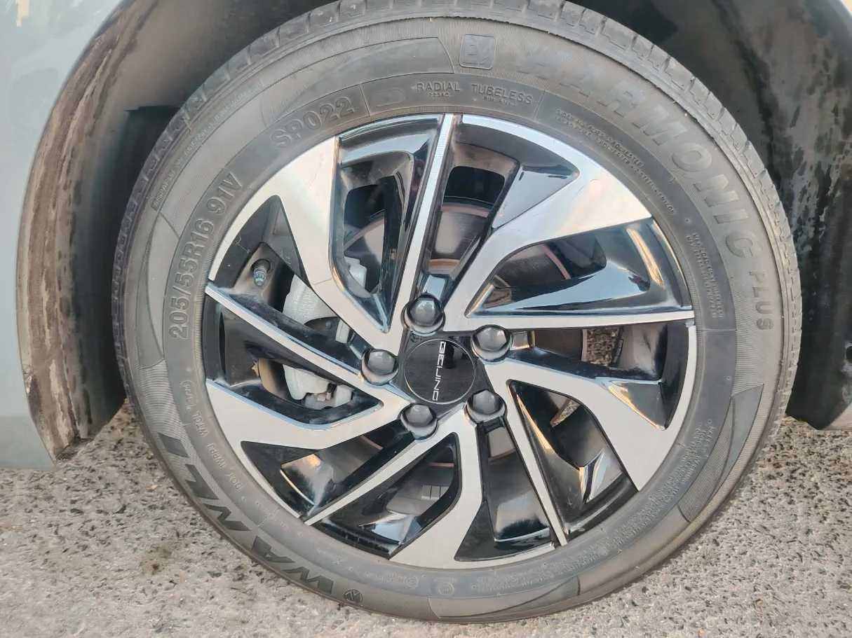 Car image 10