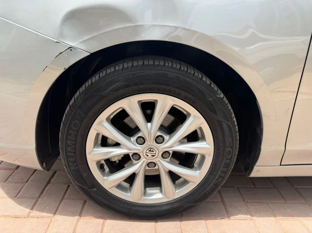 Car image 9