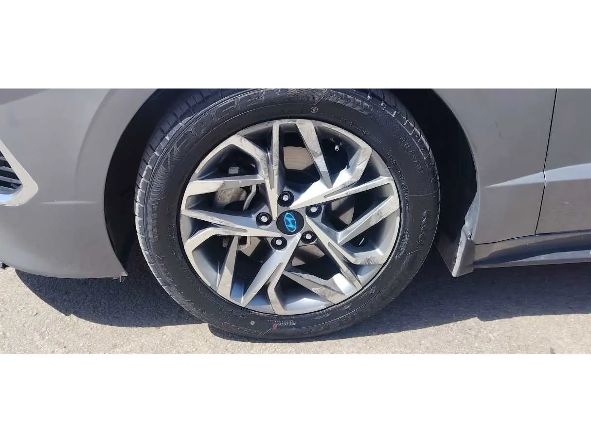 Car image 10