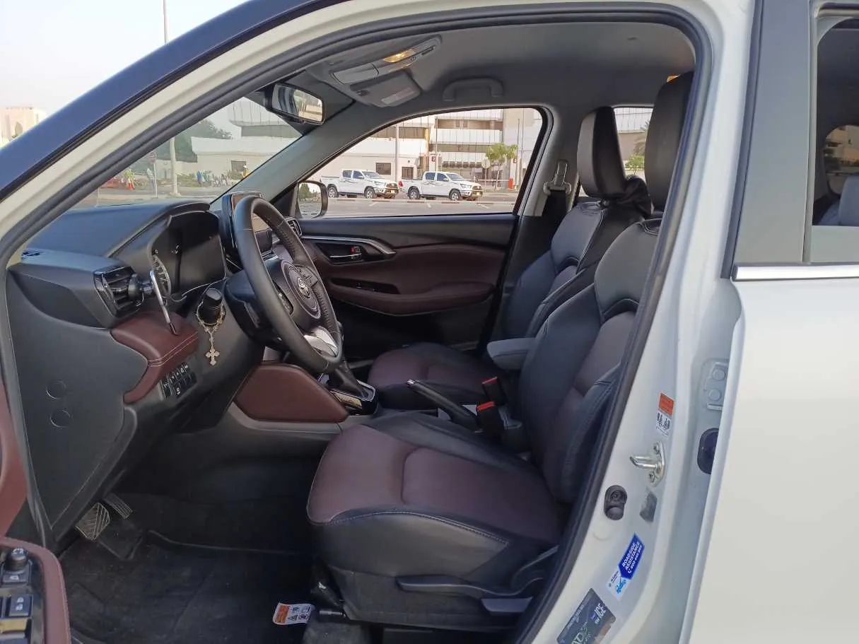 Car image 12