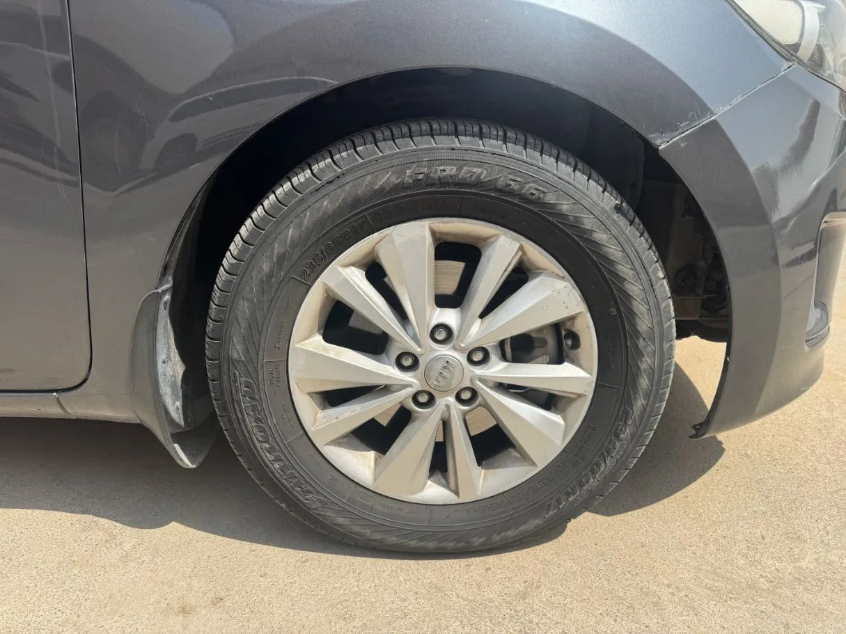 Car image 9