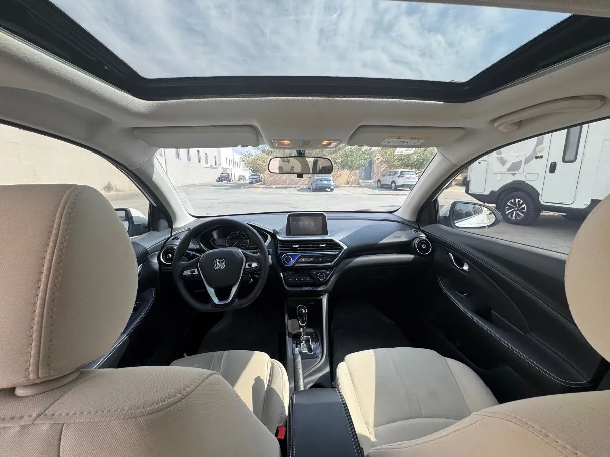 Car image 14