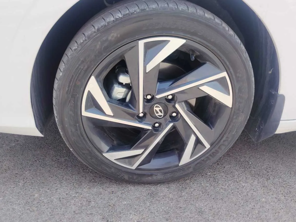 Car image 10