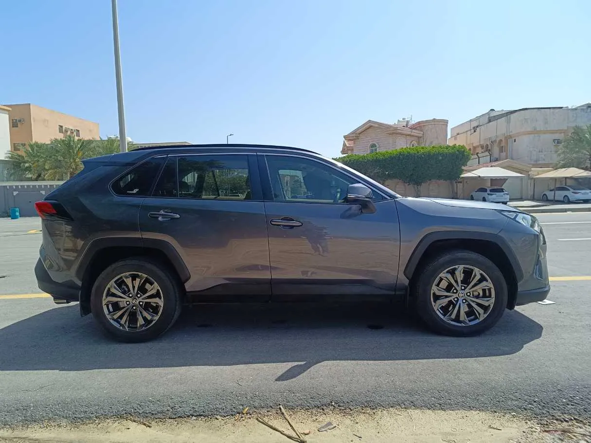 Car image 4
