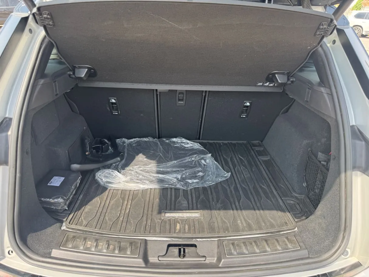 Car image 19