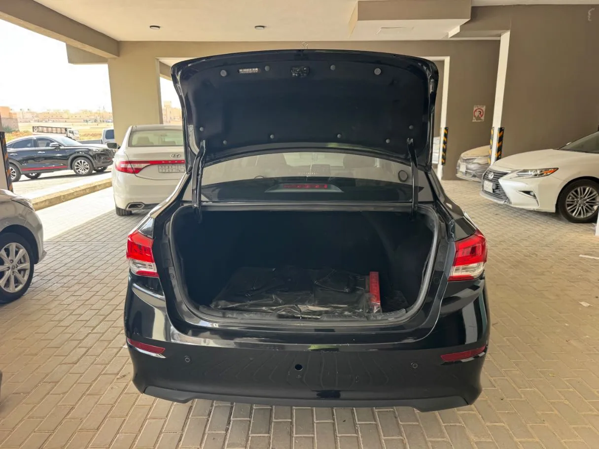 Car image 19