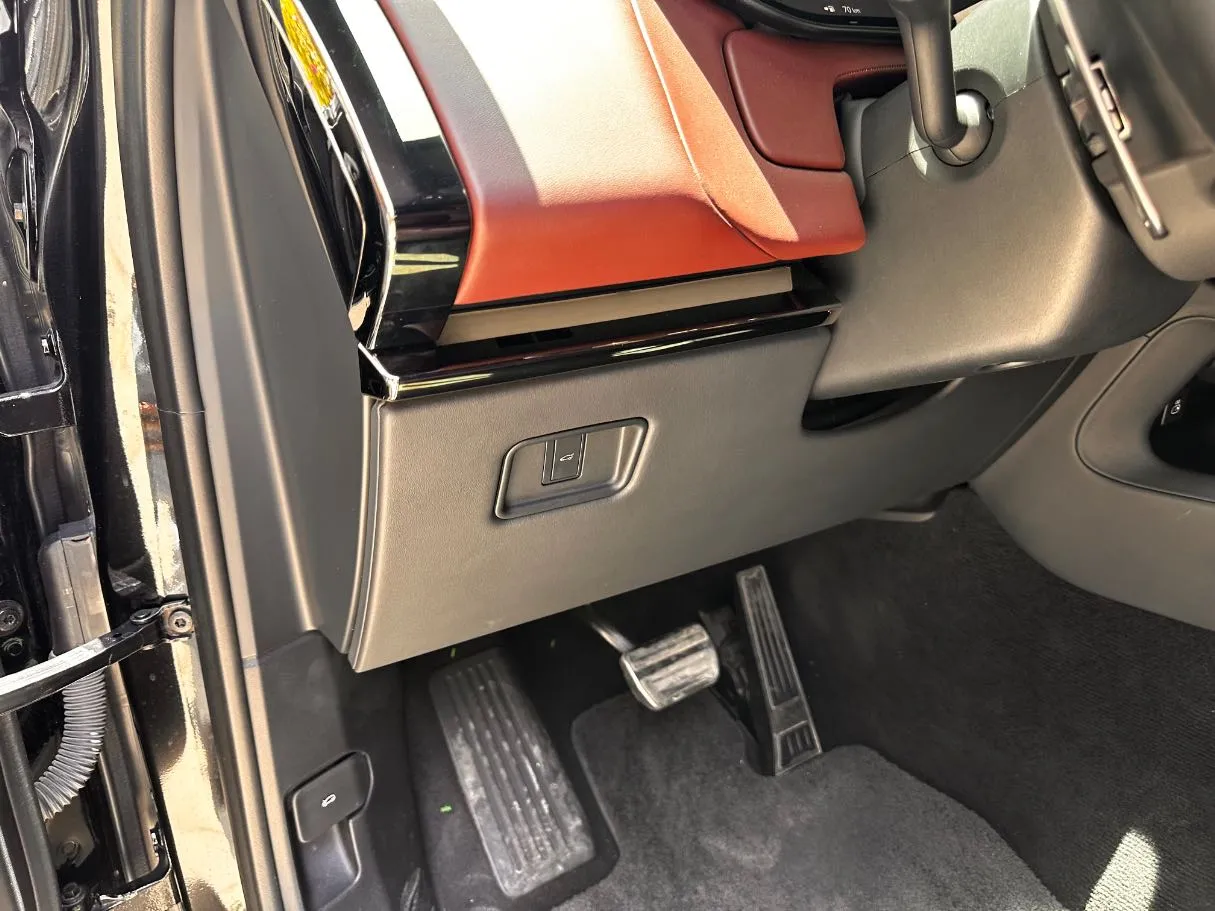 Car image 32