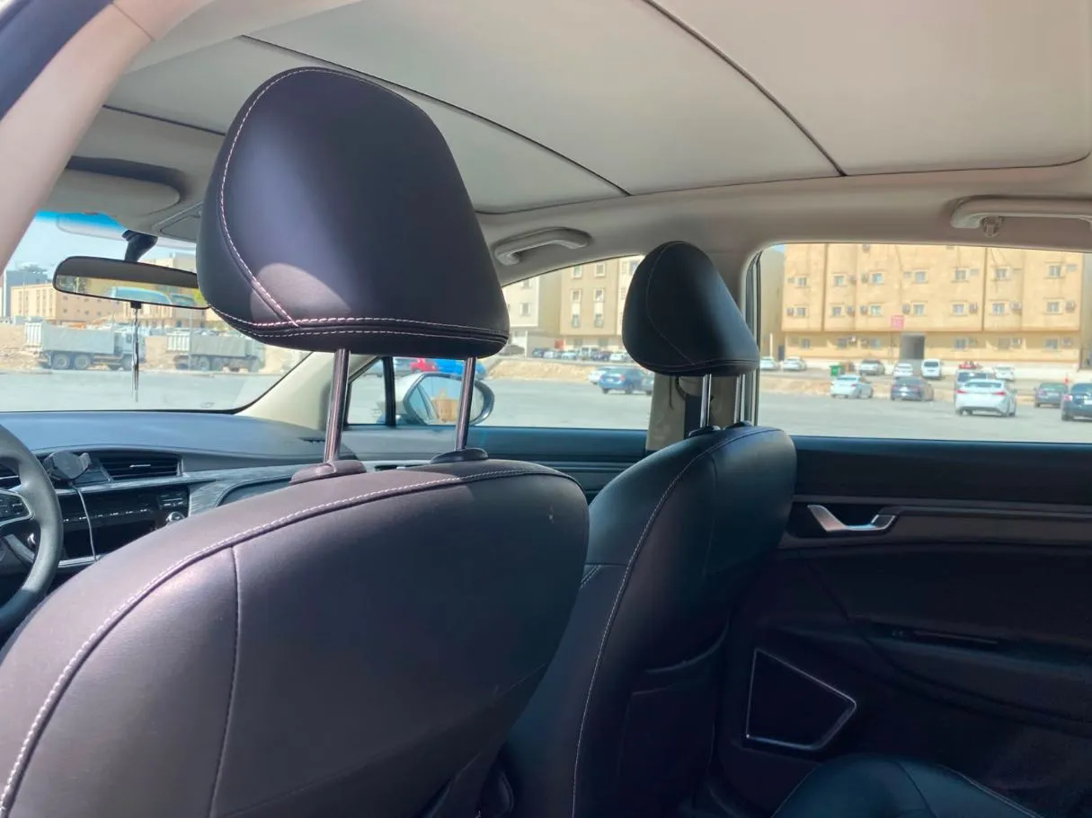 Car image 15