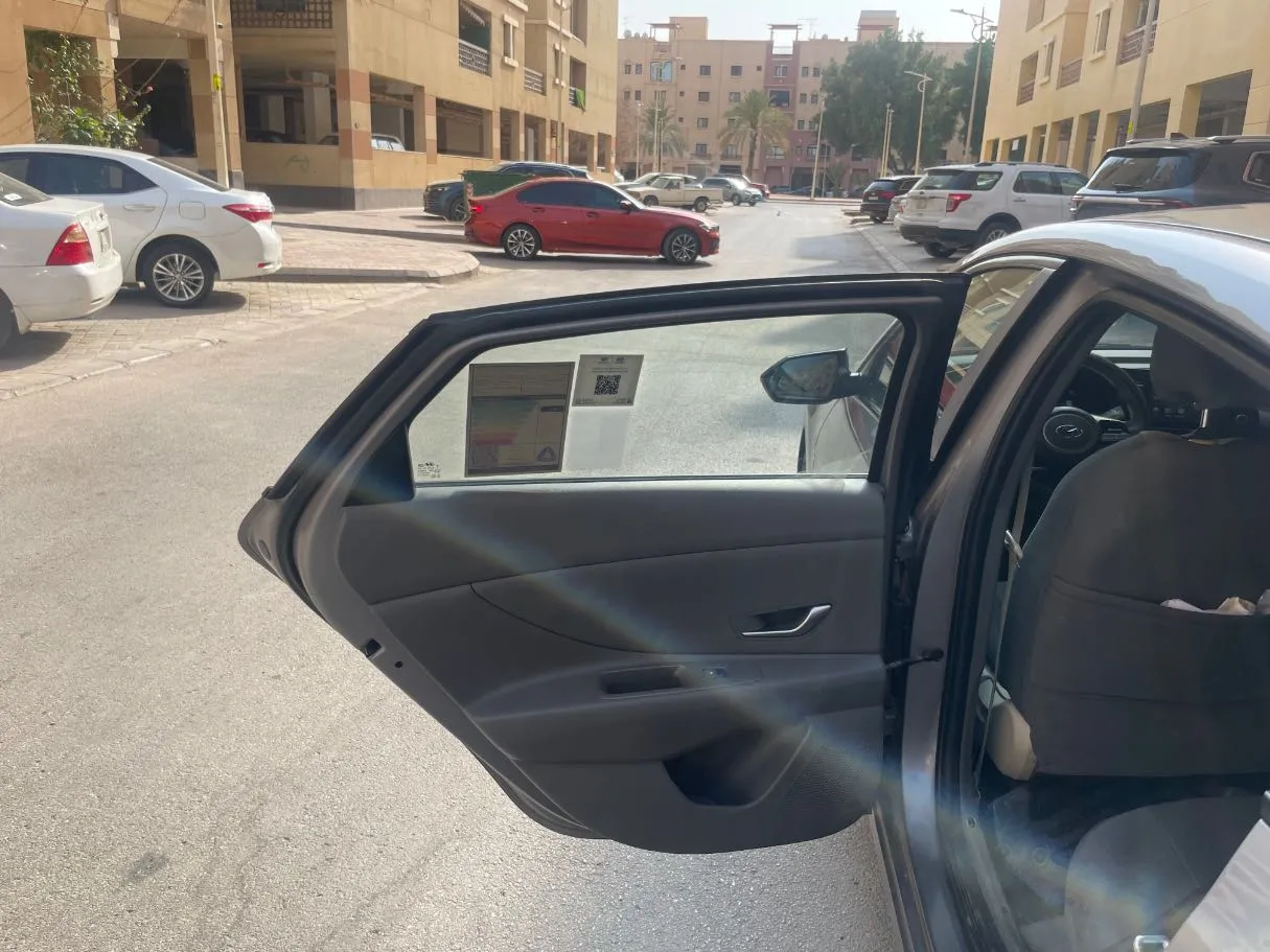 Car image 14