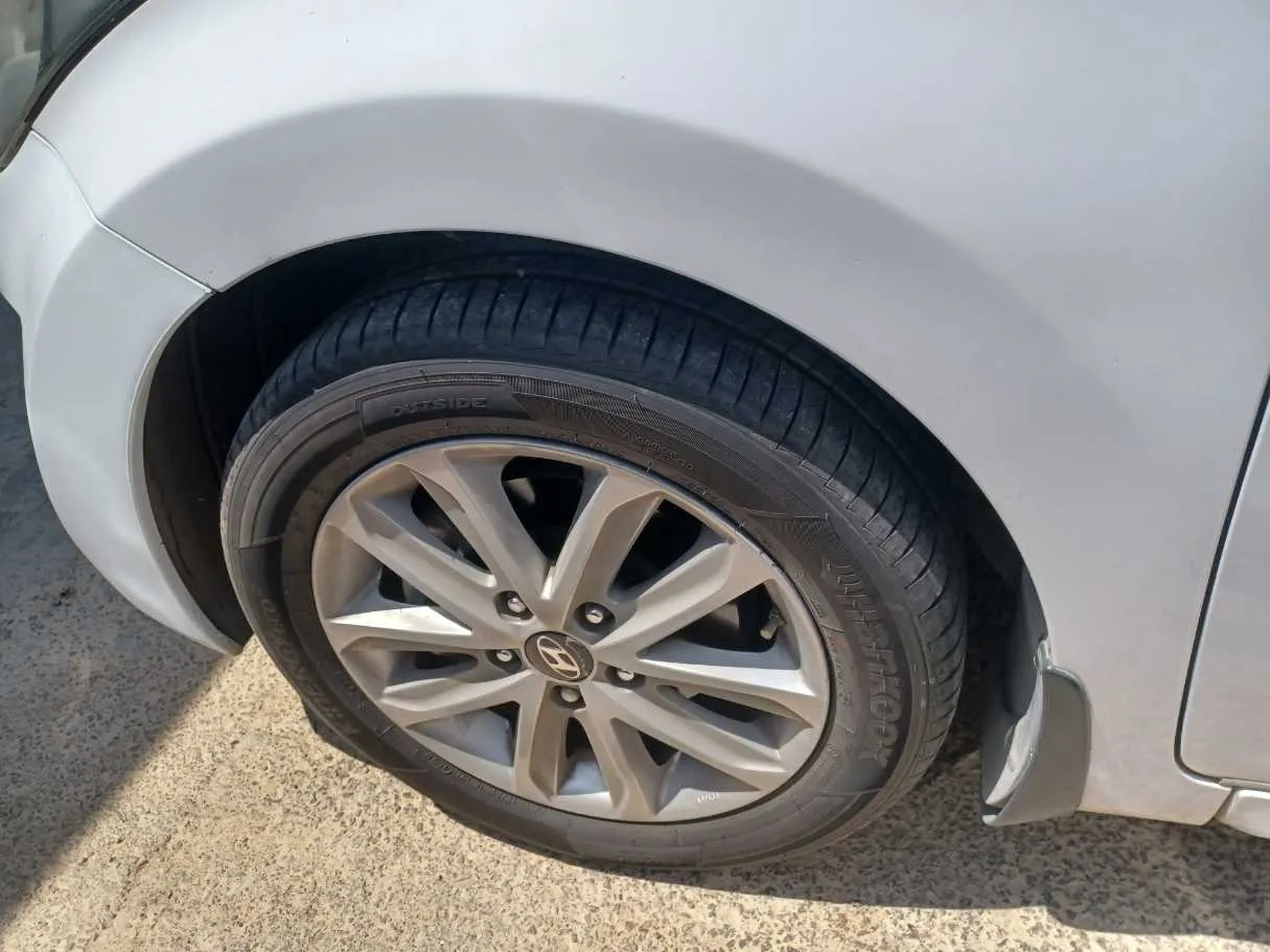 Car image 9